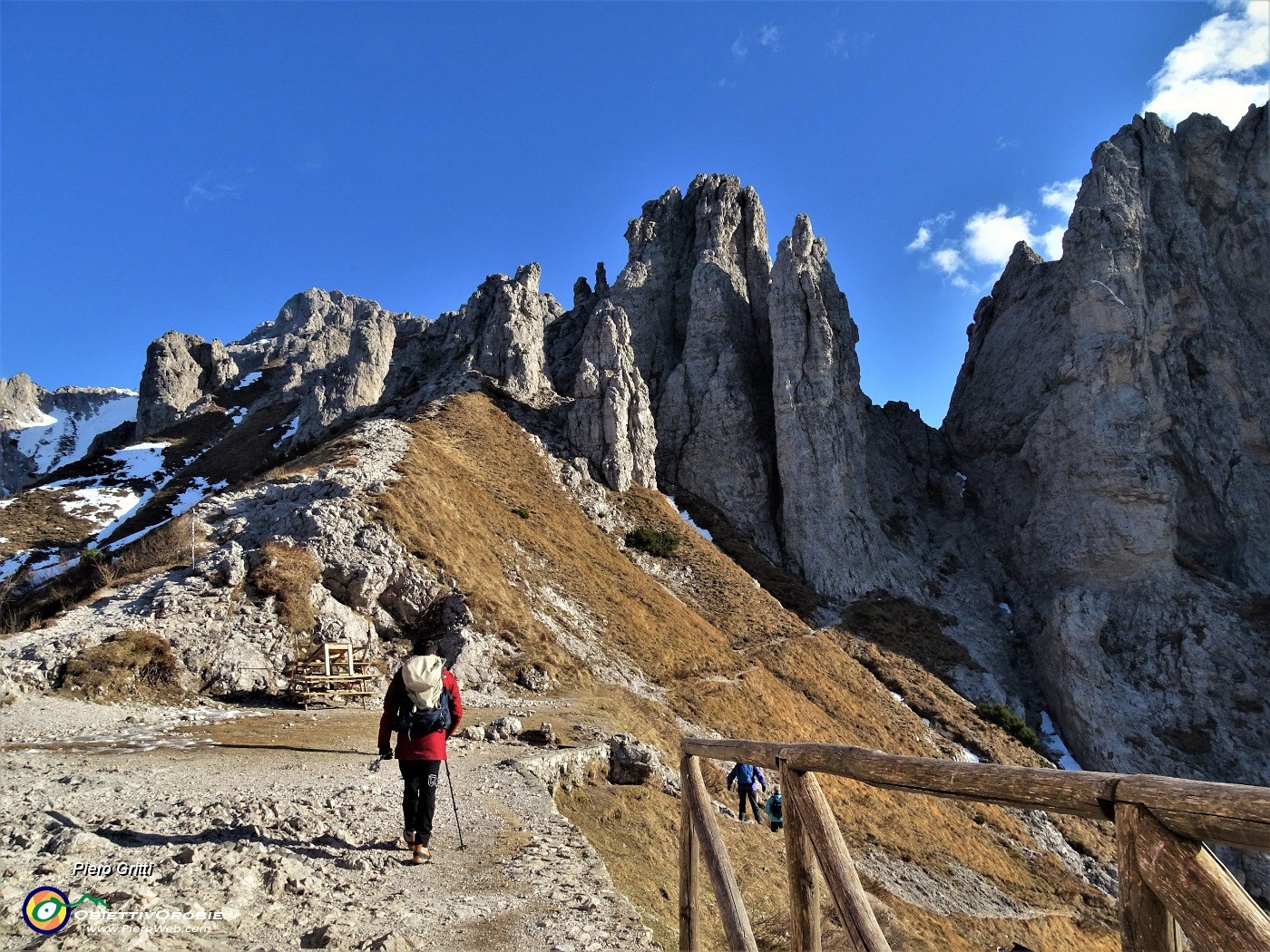 42 Proviamo ad avviarci per il Colle Garibaldi, vento permettendo.JPG